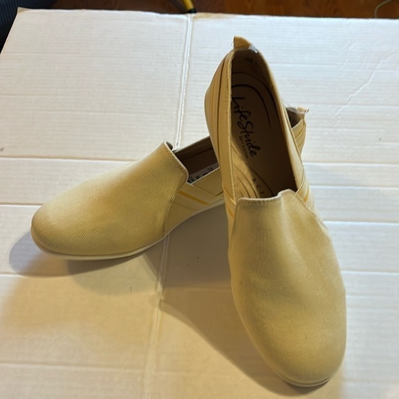 NWT-life stride soft system-9.5-butter yellow-flip on sneaker with active arch - Picture 6 of 12